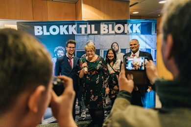 Trine Skei Grande, XXX, XXX og XXX frå Oslo kommune poserer framfore logoen til Blokk til Blokk.